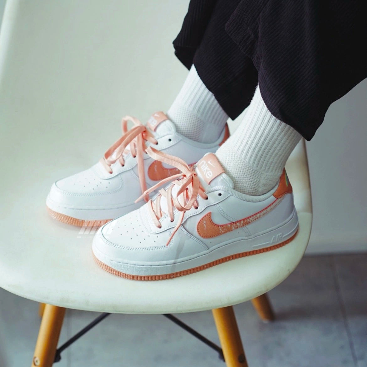 Nike Air Force 1 Low LV8 «White Light Madder Root»