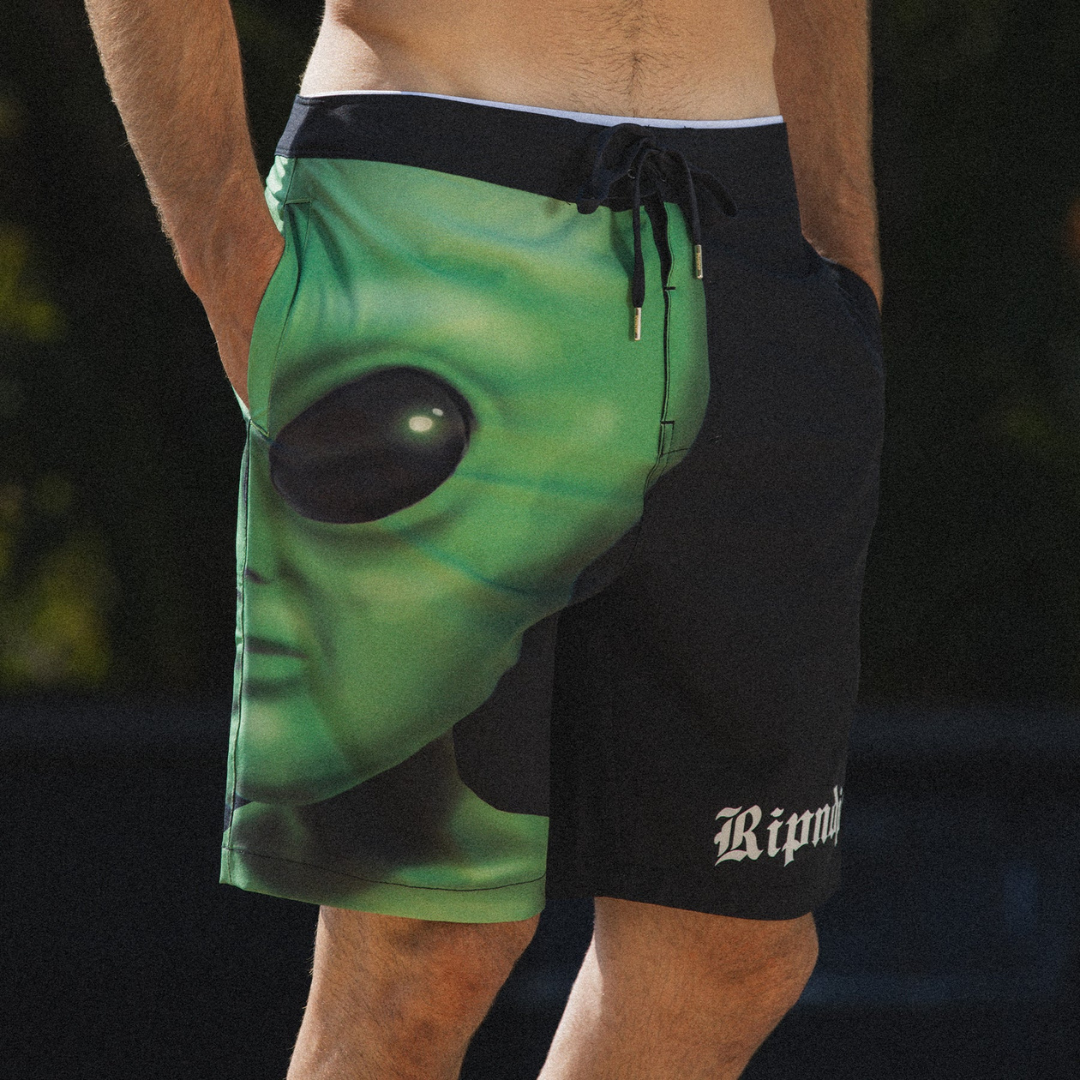 SHORT RIPNDIP WE COME IN PEACE SWIM SHORTS (BLACK)
